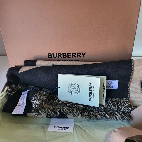 Burberry Beige & Black Logo Jacquard Scarf nwt - Picture 6 of 8